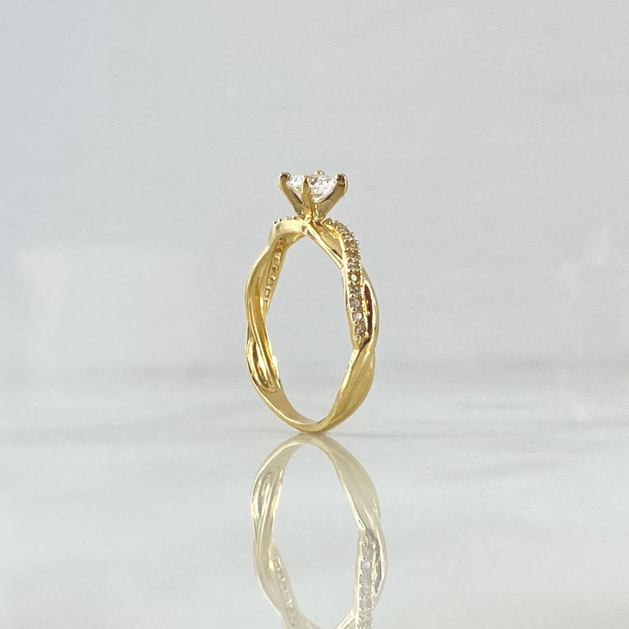 Anillo Solitario Trenzado 1.95gr / T6 1/2 / Circones Blancos Oro Amarillo 18K ©