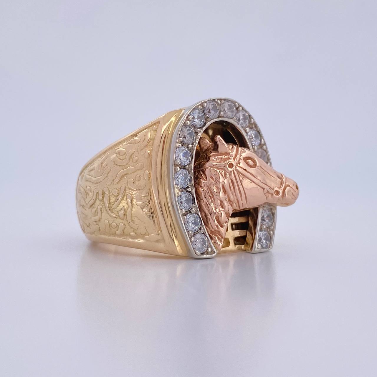 Anillo Caballo Herradura 16.4gr / T9 1/2 / Circones Blancos Tres Oros 18K $