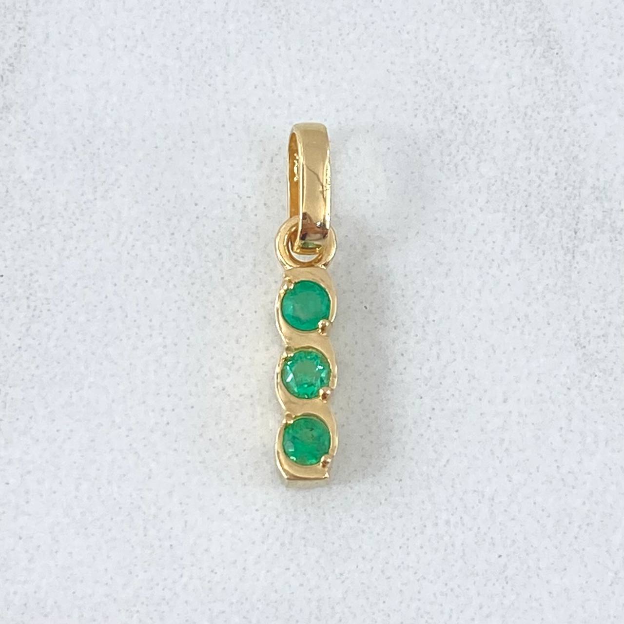 Dije Trio Rigido 0.9gr / 2cm / Esmeraldas 15Pts Oro Amarillo 18K (Joya) ©