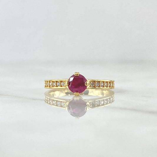 Anillo Solitario En Centro 2.95gr / T6 1/4 / Circones Blancos Y Fucsia Oro Amarillo 18K