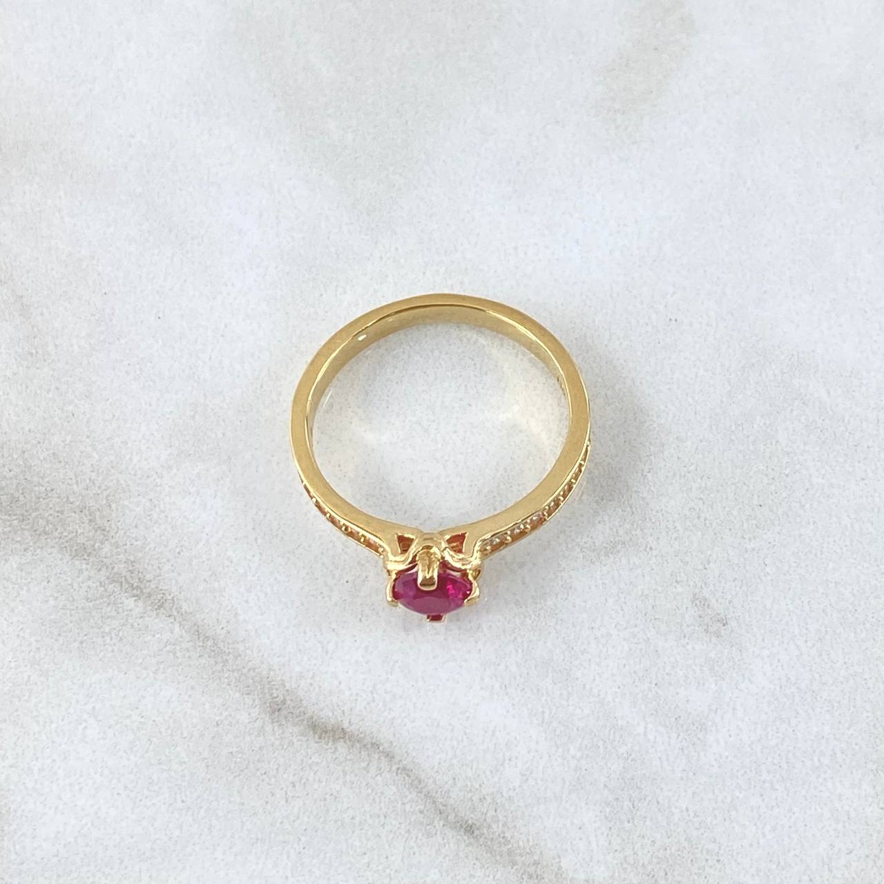 Anillo Solitario En Centro 2.95gr / T6 1/4 / Circones Blancos Y Fucsia Oro Amarillo 18K