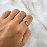 Anillo Solitario En Centro 2.95gr / T6 1/4 / Circones Blancos Y Fucsia Oro Amarillo 18K