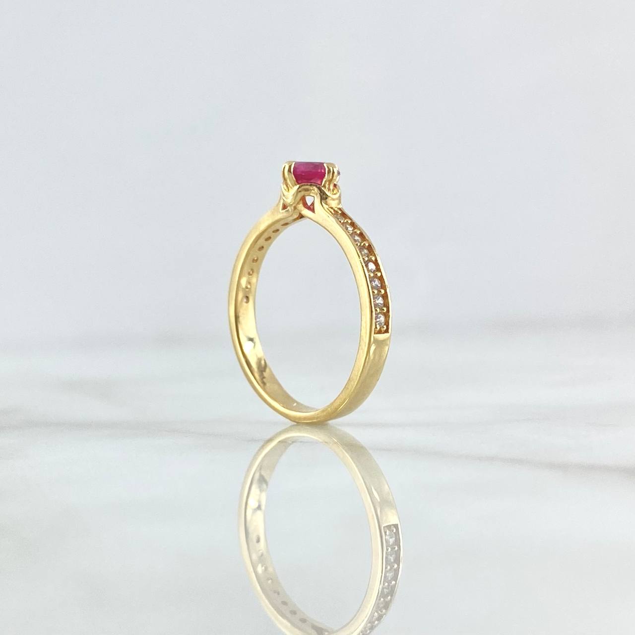 Anillo Solitario En Centro 2.95gr / T6 1/4 / Circones Blancos Y Fucsia Oro Amarillo 18K