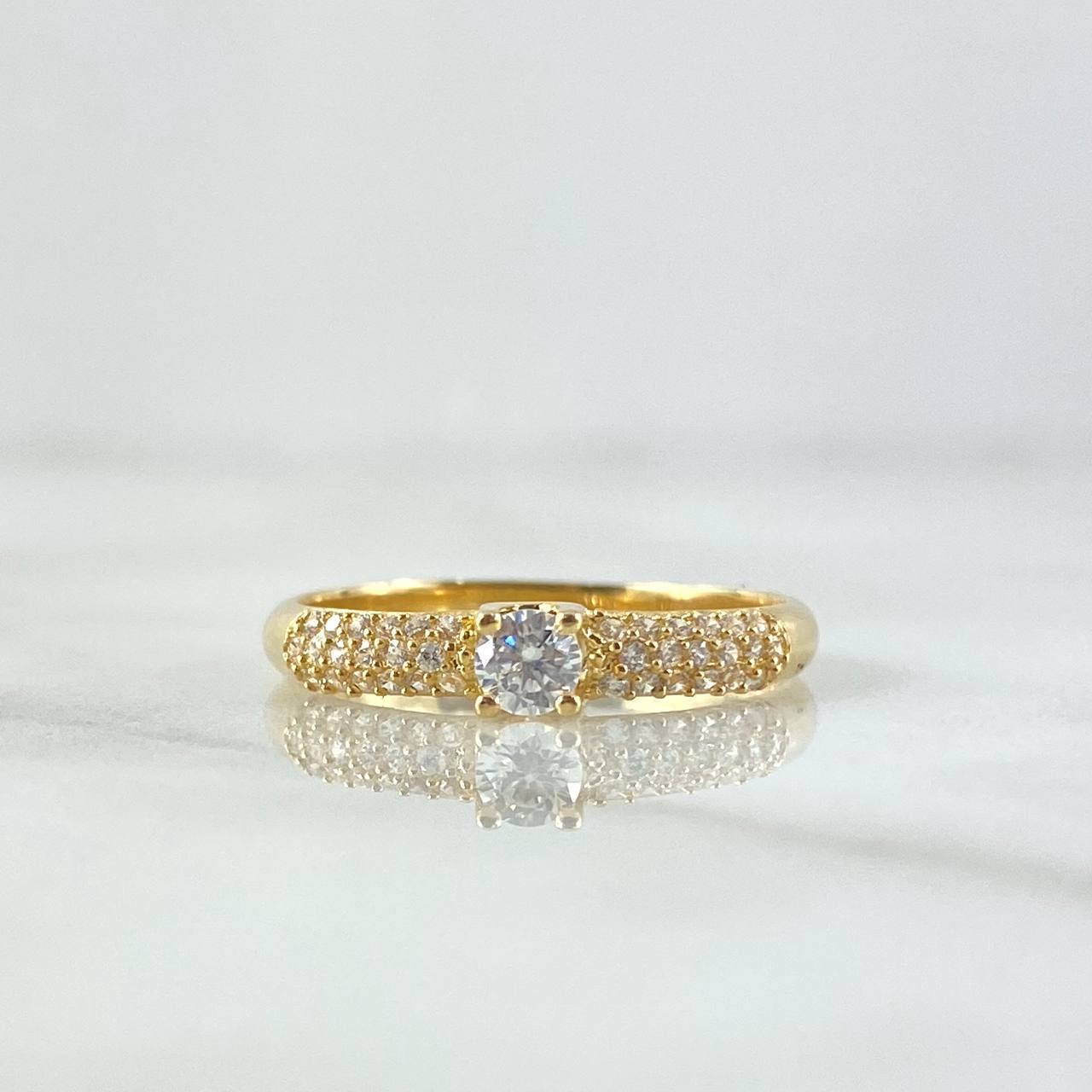 Anillo Solitario Abultado 2.2gr / T5 1/4 / Circones Blancos Oro Amarillo 18K