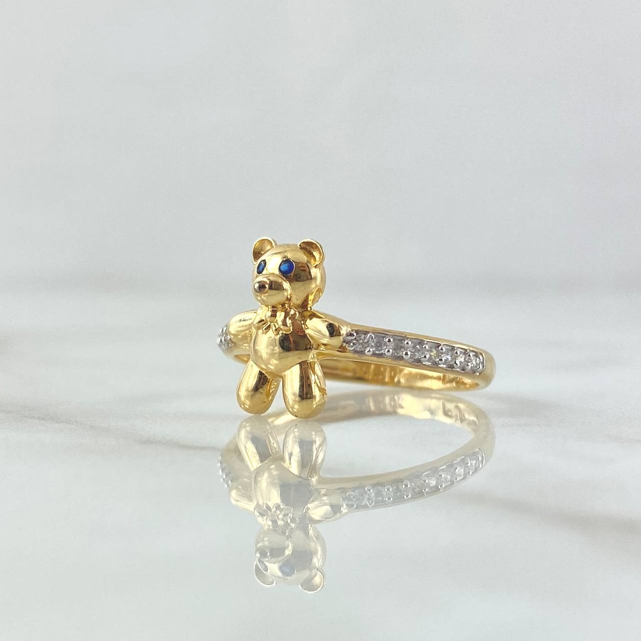 Anillo Oso En Media Churumbela 2.3gr / T6 1/2 / Ojos Azules Circones Blancos Oro Amarillo 18K