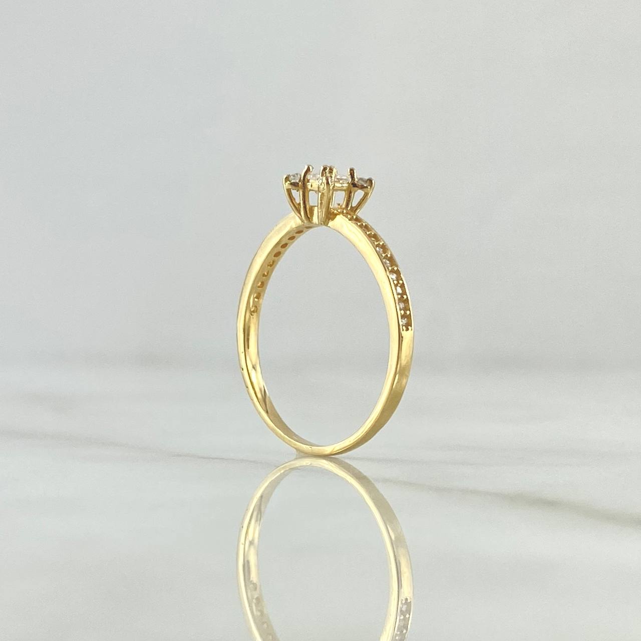 Anillo Solitario Cuadrado En Petalos 2.05gr / T7 3/4 / Circones Blancos Oro Amarillo 18K *