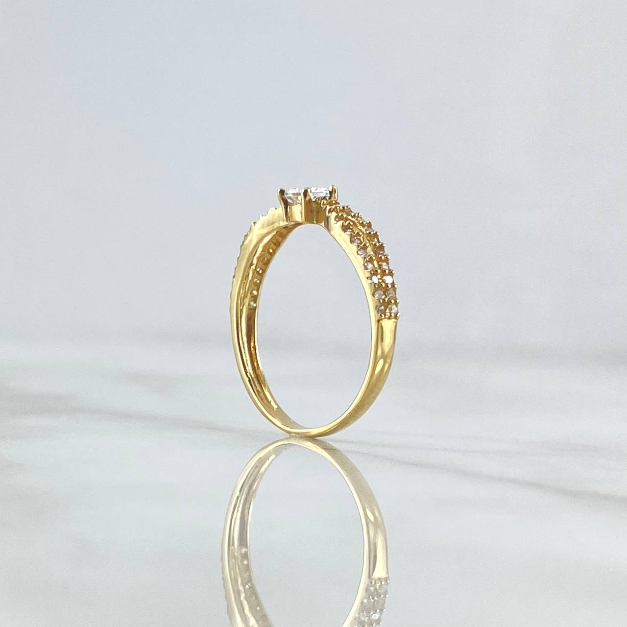 Anillo Solitario En Lazos Cruzados 1.55gr / T6 1/2 / Circones Blancos Oro Amarillo 18K *