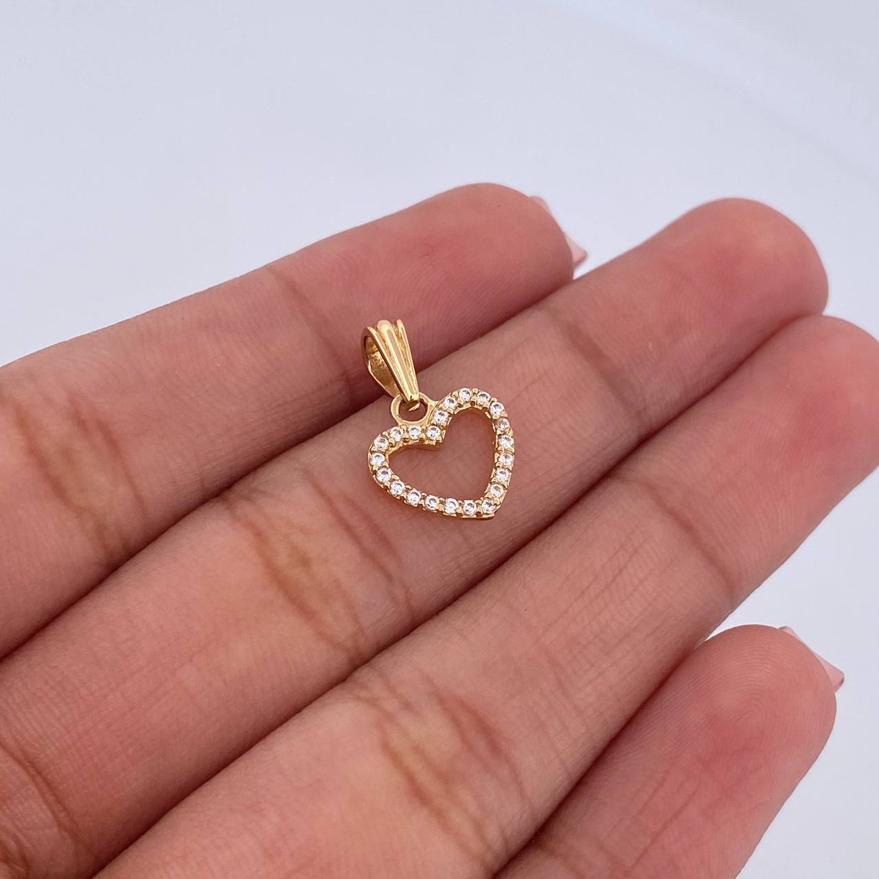 Dije Silueta Corazon 0.75gr / 1.6cm / Circones Blancos Oro Amarillo 18K &