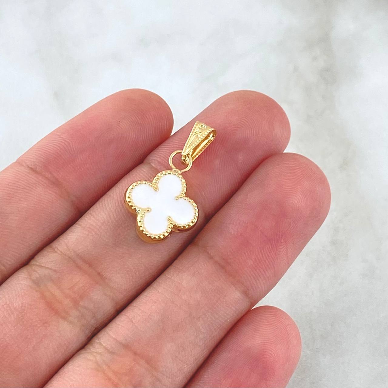 Dije Trébol VCyA 0.95gr / 2.3cm / Resina Blanca Cargador Bordeado Oro Amarillo 18K