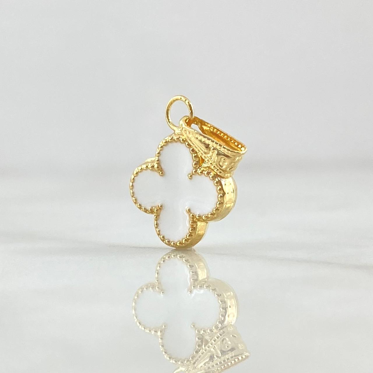 Dije Trébol VCyA 0.95gr / 2.3cm / Resina Blanca Cargador Bordeado Oro Amarillo 18K ©