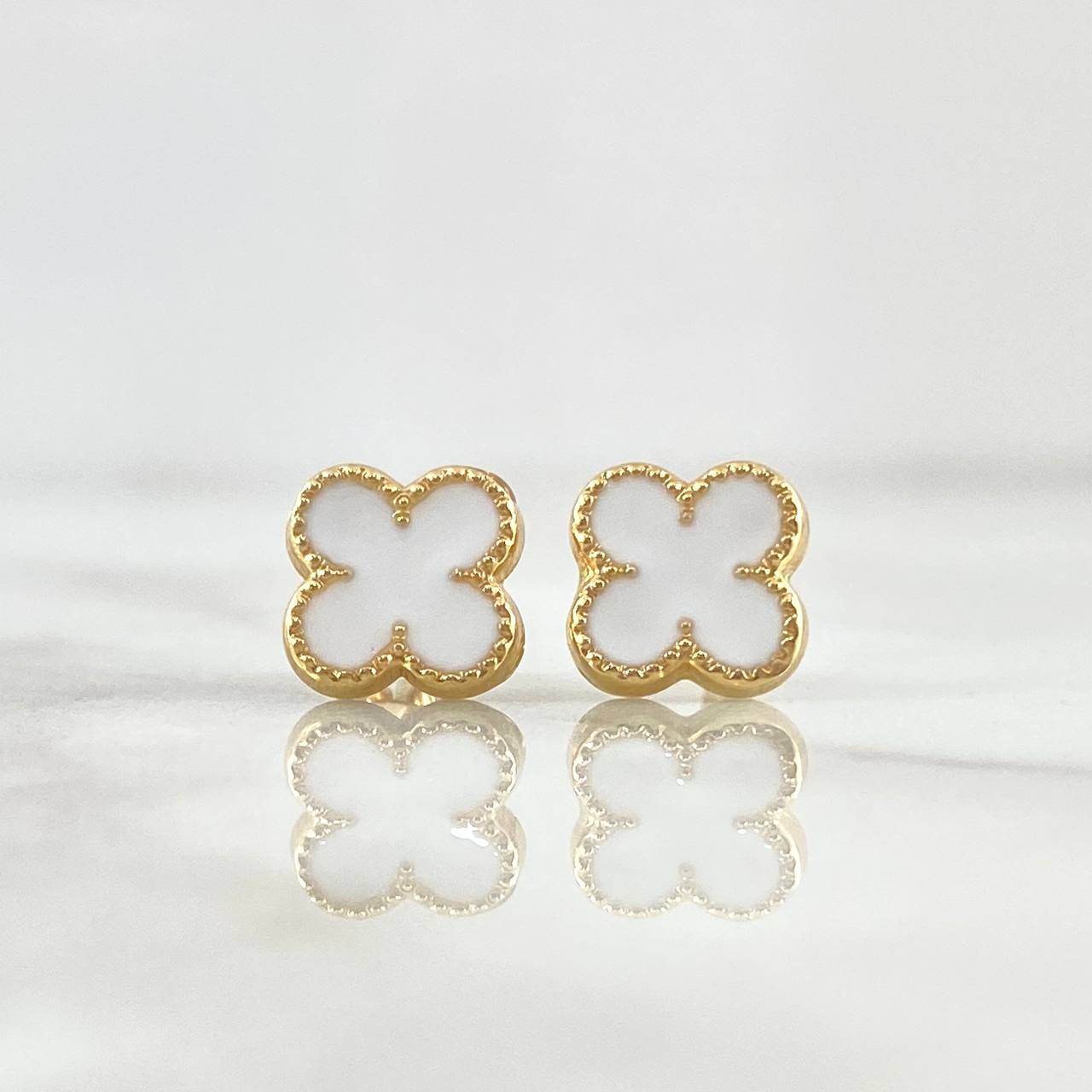 Topos Trébol VCyA 1.4gr / 9mm Resina Blanca Broche Mariposa Oro Amarillo 18K ©