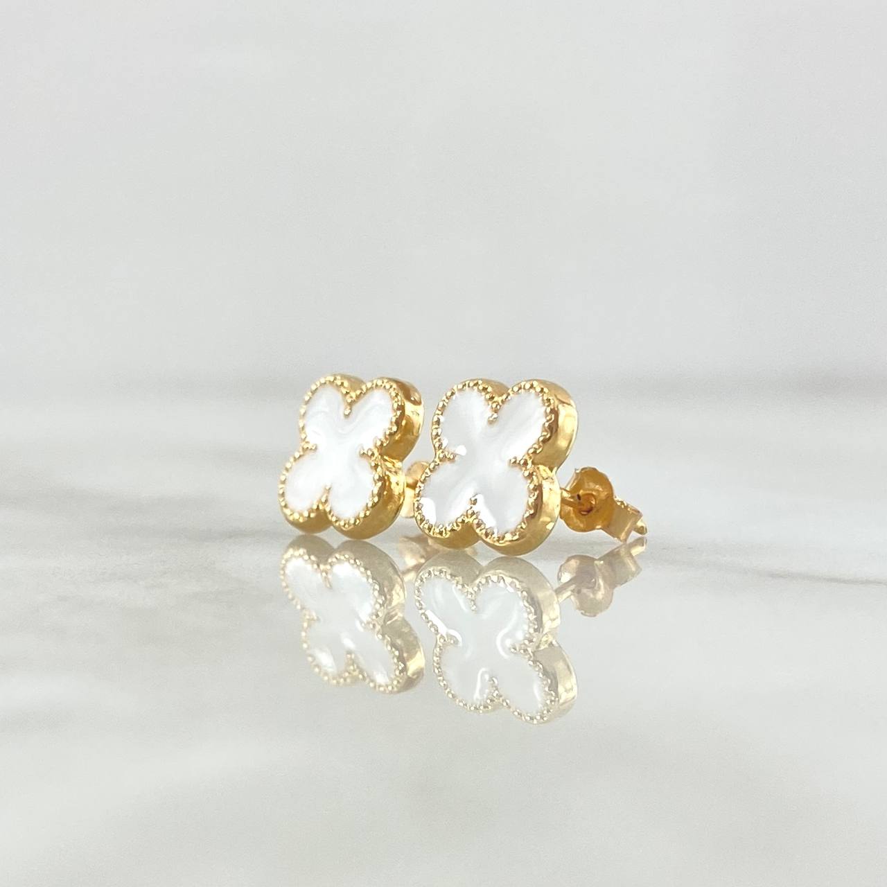 Topos Trébol VCyA 1.4gr / 9mm Resina Blanca Broche Mariposa Oro Amarillo 18K ©