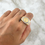 Anillo Sello San Benito 7.95gr / T10 1/2 / Circones Blancos Dos Oros Amarillo Blanco 18K *