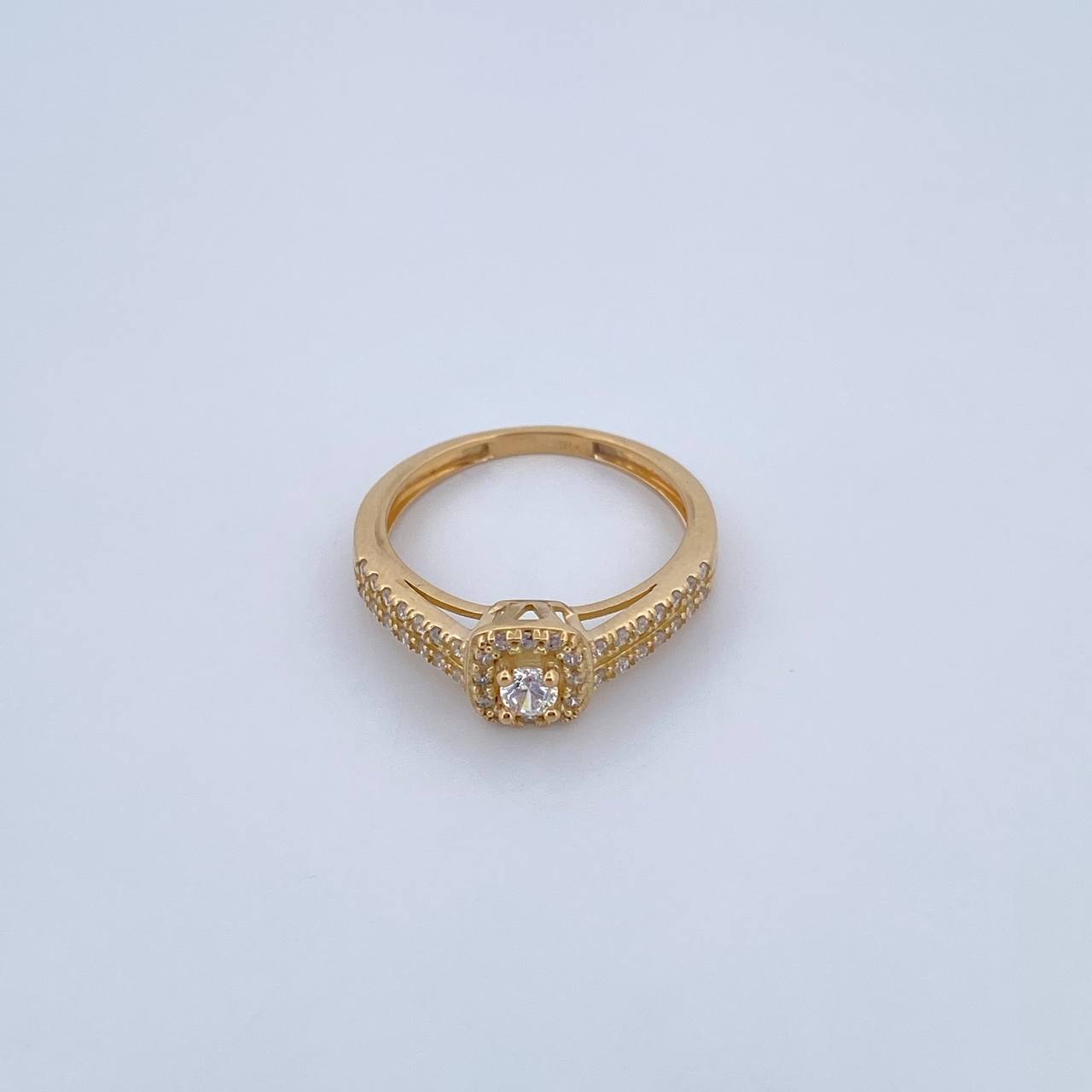 Anillo Halo Cuadrado 2.45gr / T7 1/4 / Circones Blancos Oro Amarillo 18K &