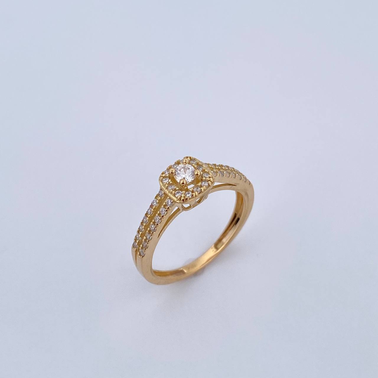 Anillo Halo Cuadrado 2.45gr / T7 1/4 / Circones Blancos Oro Amarillo 18K &