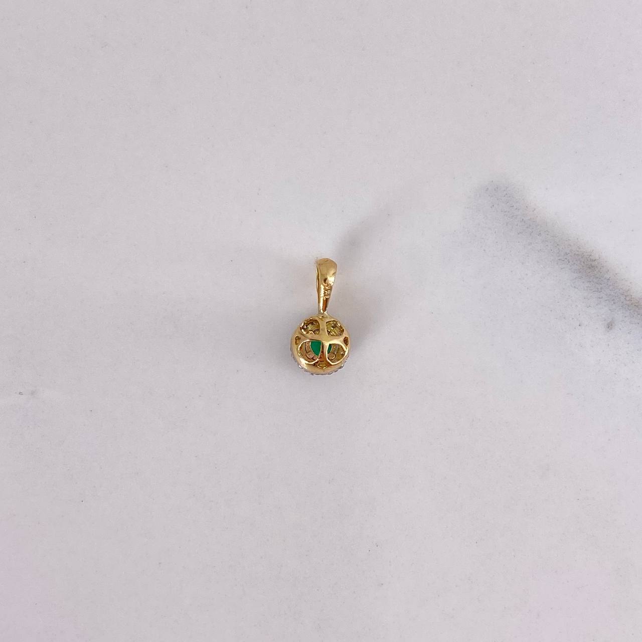 Dije Halo 0.6gr / 1.2cm / Esmeraldas 8pts Diamantes 7pts Oro Amarillo 18K &