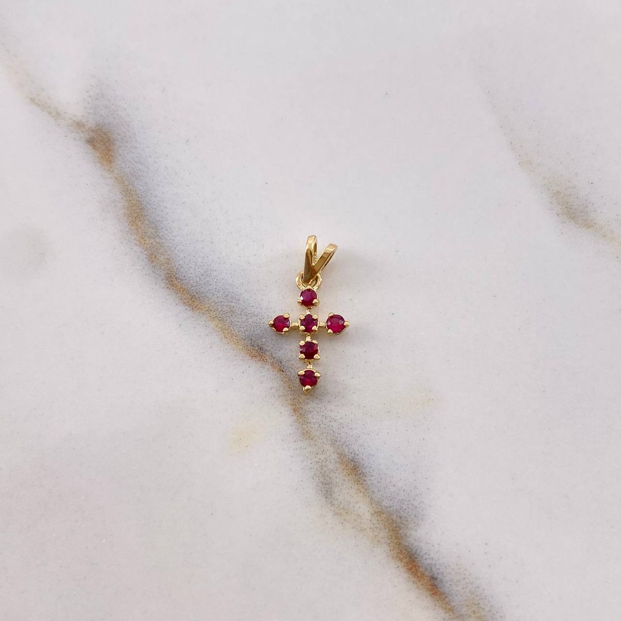 Dije Cruz 0.35gr / 1.4cm / Rubies 18pts Oro Amarillo 18K &