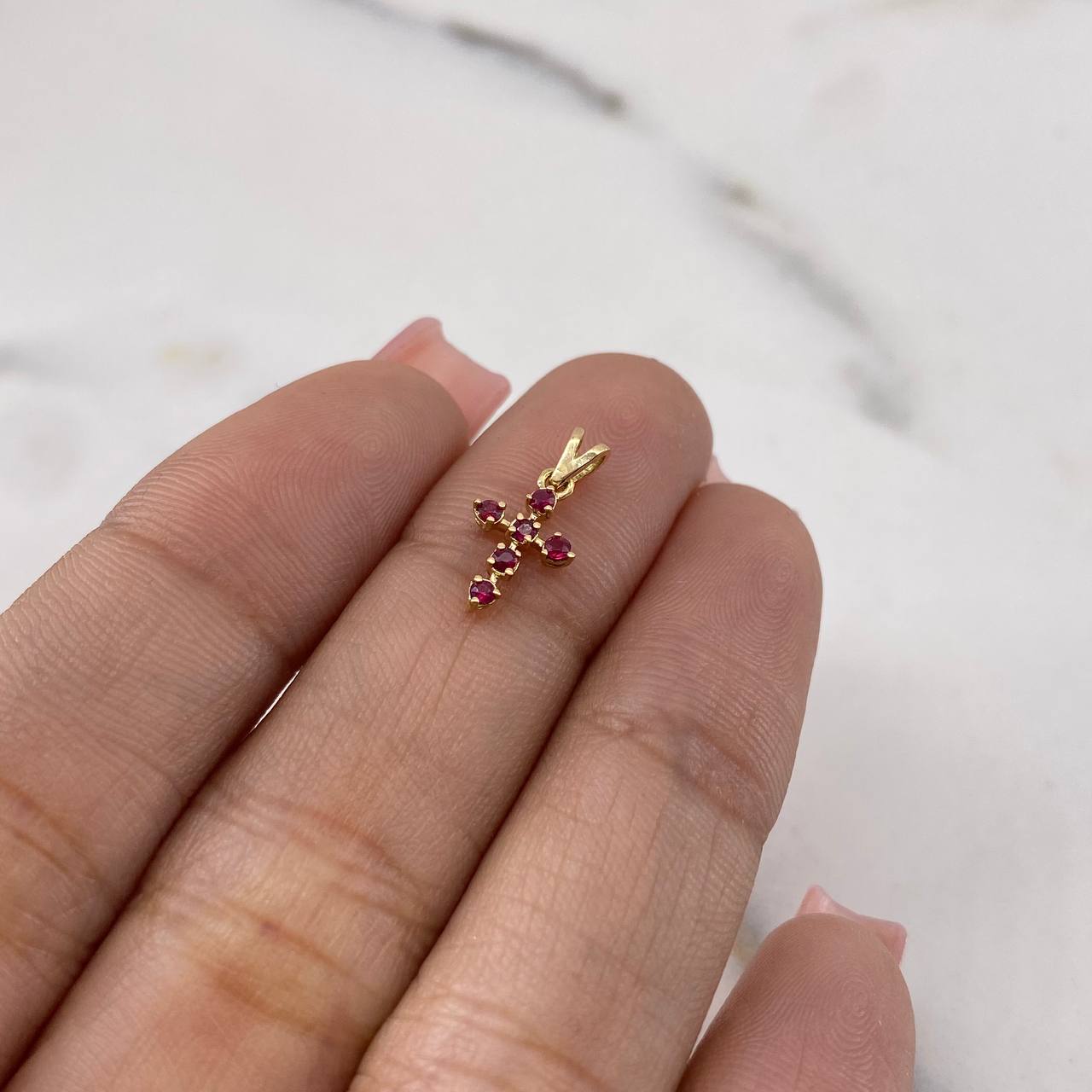 Dije Cruz 0.35gr / 1.4cm / Rubies 18pts Oro Amarillo 18K &