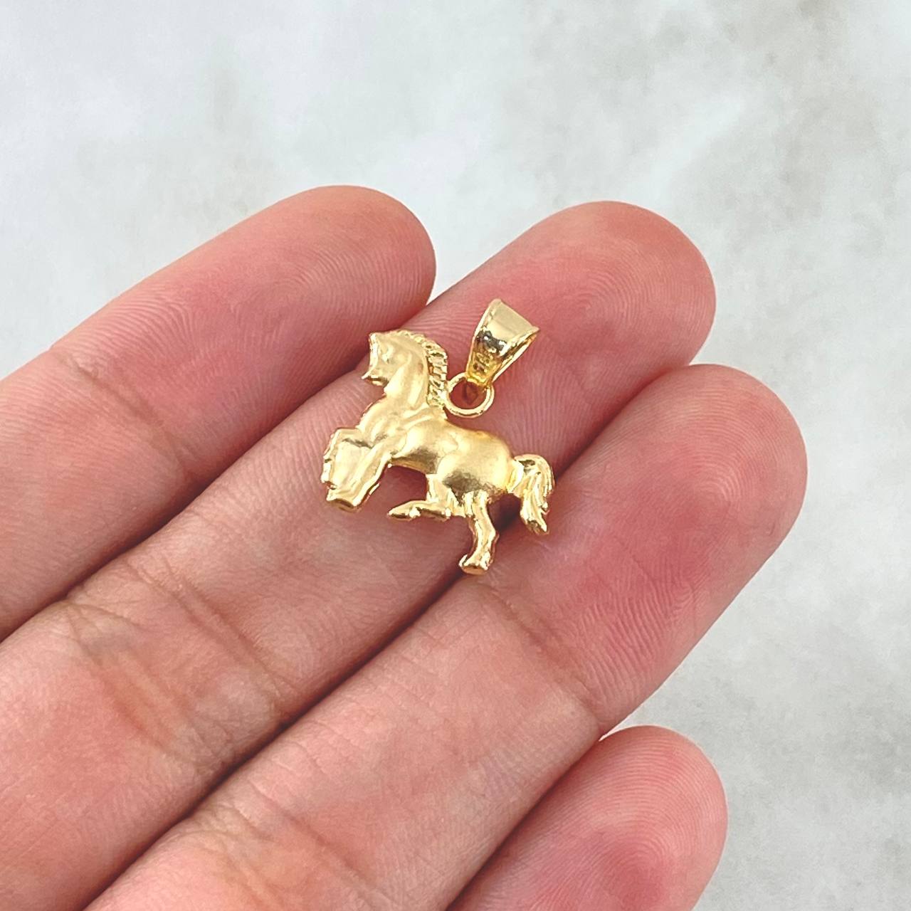 Dije Caballo 0.95gr / 1.8cm / Mate Oro Amarillo 18K