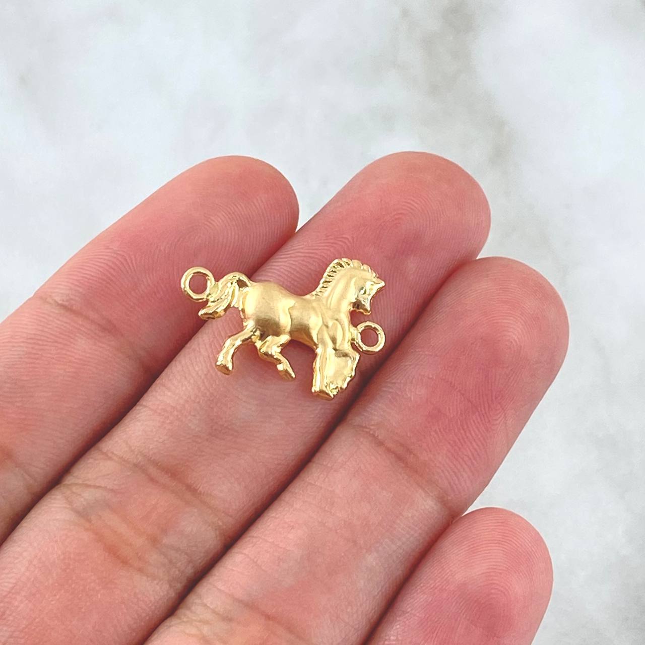 Herraje Caballo 0.9gr / 2cm / Mate Oro Amarillo 18K