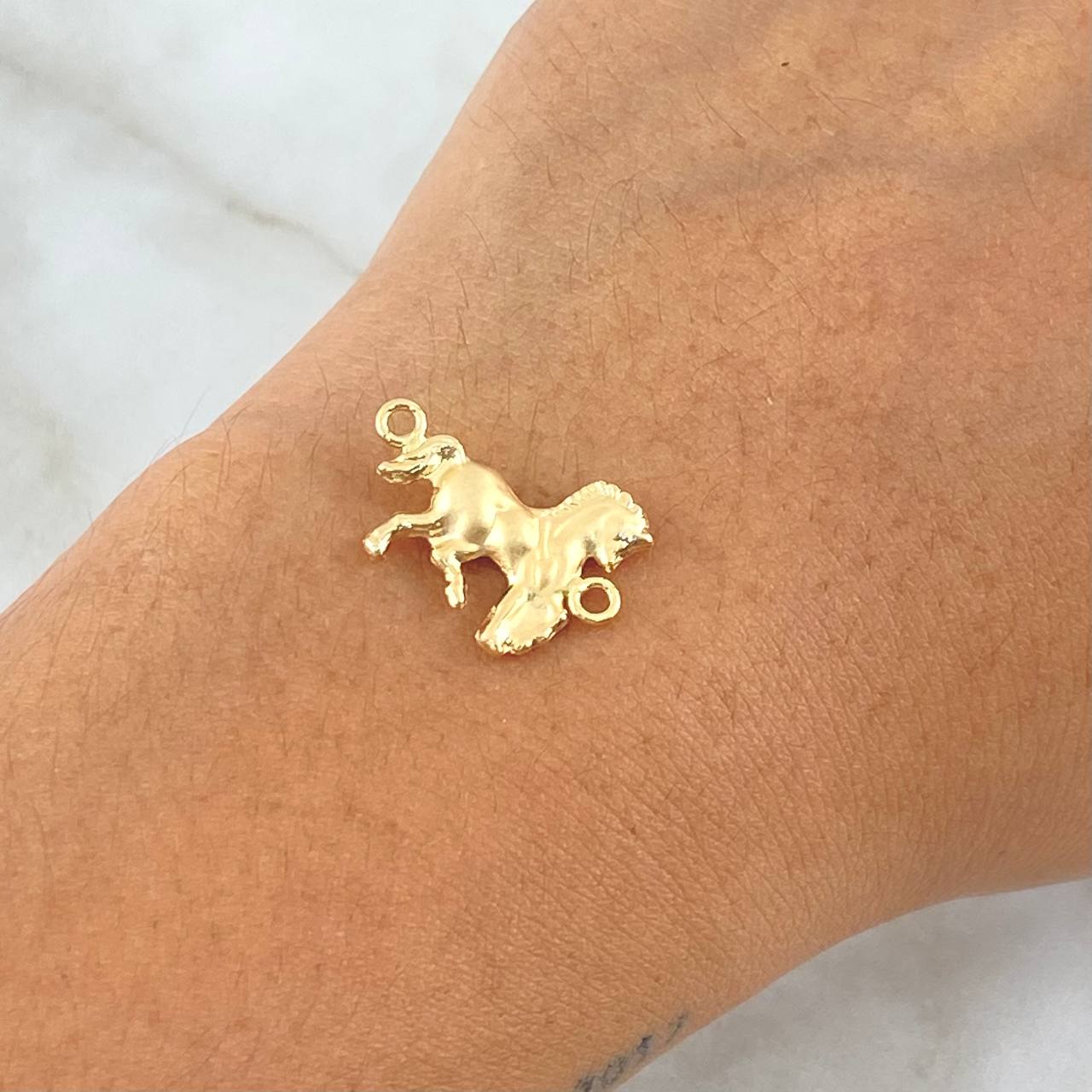 Herraje Caballo 0.9gr / 2cm / Mate Oro Amarillo 18K