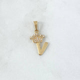 Dije Letra V Corona 1gr / 2.2cm / Circones Blancos Oro Amarillo 18K