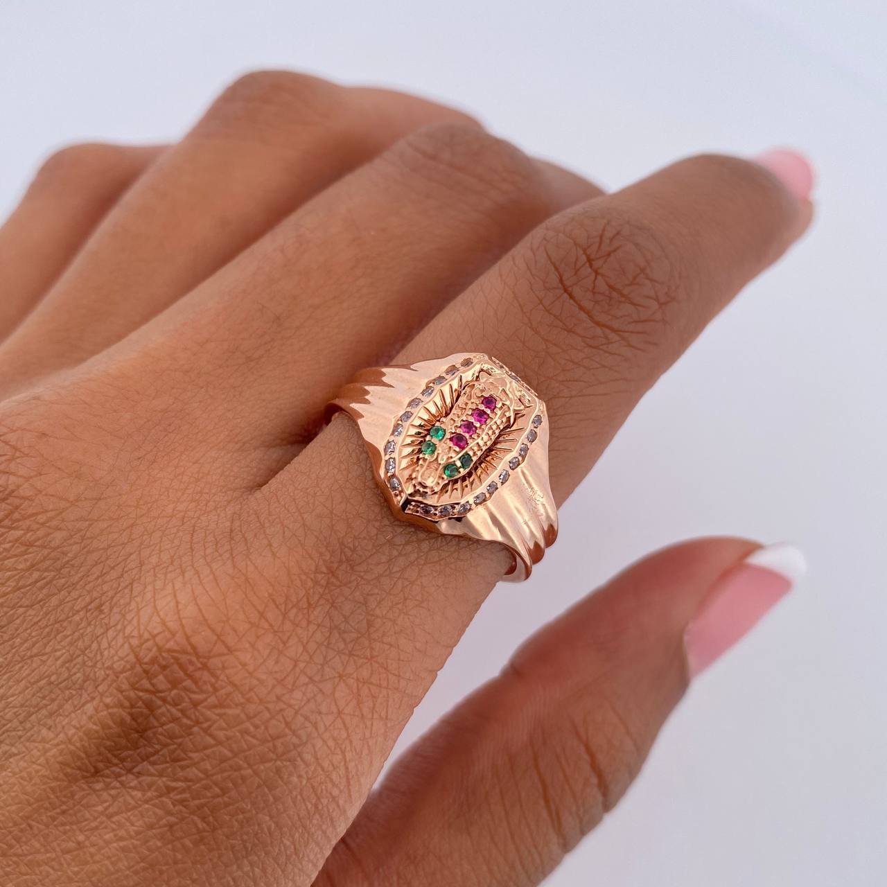 Anillo Virgen Guadalupe 4.5gr / T8 1/2 / Circones Fucsias Verdes Blancos Oro Rosa 18K $