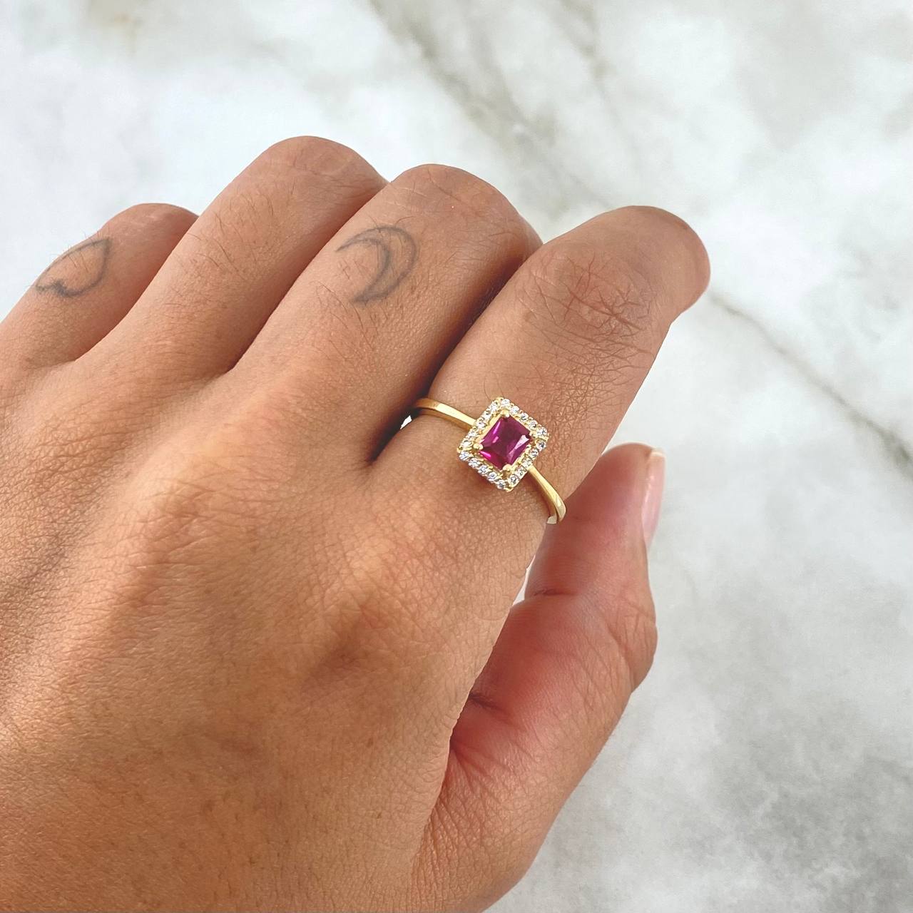 Anillo Solitario Halo Rectangular 2.55gr / T7 / Circones Blancos Fucsia Oro Amarillo 18K ©