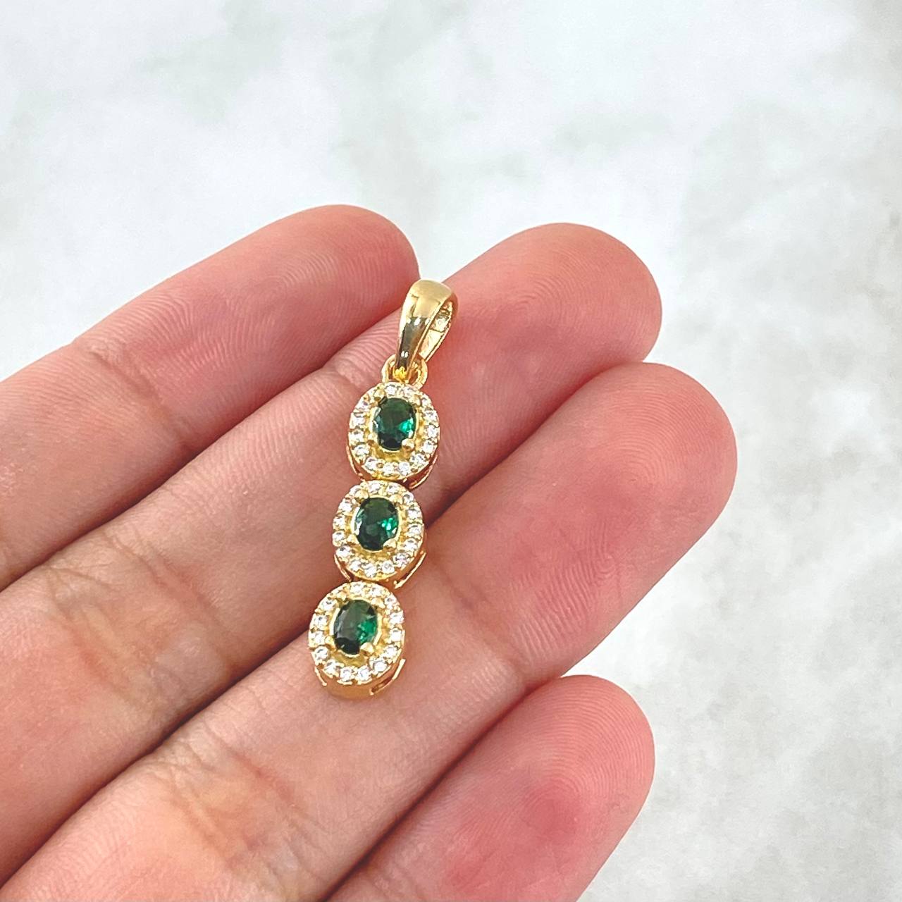 Dije Trio Tupido 2.9gr / 3cm / Circones Blancos - Verdes Oro Amarillo 18K