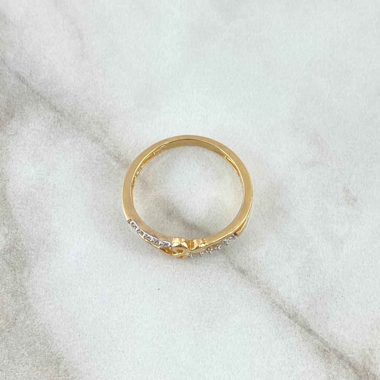 Anillo Infinito Flechado 2.55gr / T6 1/2 / Circones Blancos Oro Amarillo 18K