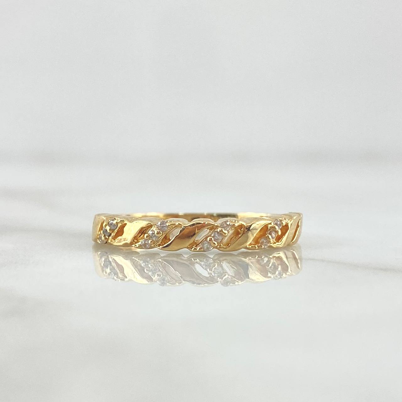 Anillo Trenza Basteada 2.6gr / T7 1/4 / Circones Blancos Oro Amarillo 18K *