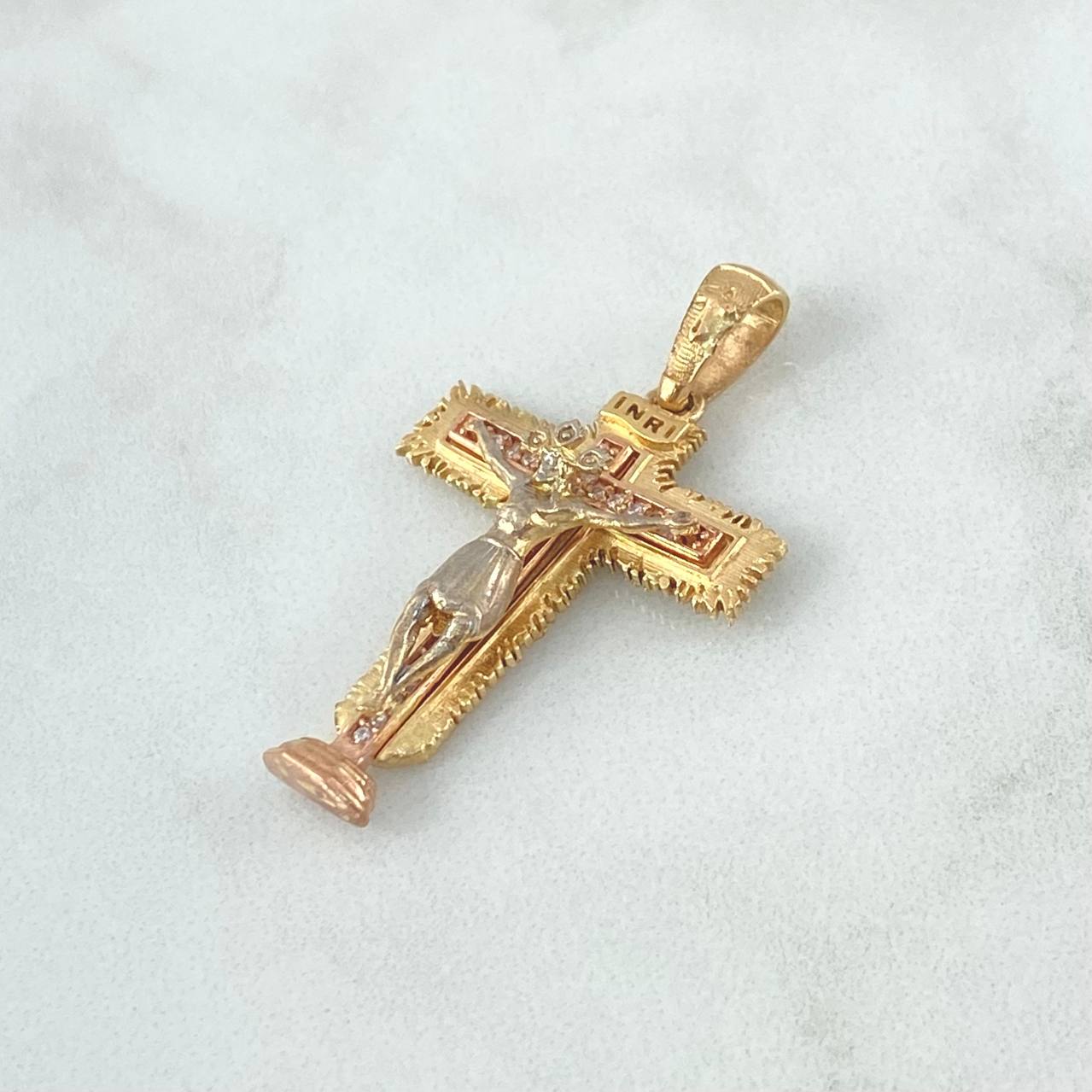 Dije Cruz Cristo INRI 5.95gr / 3.9cm / Circones Blancos Tres Oros 18K *