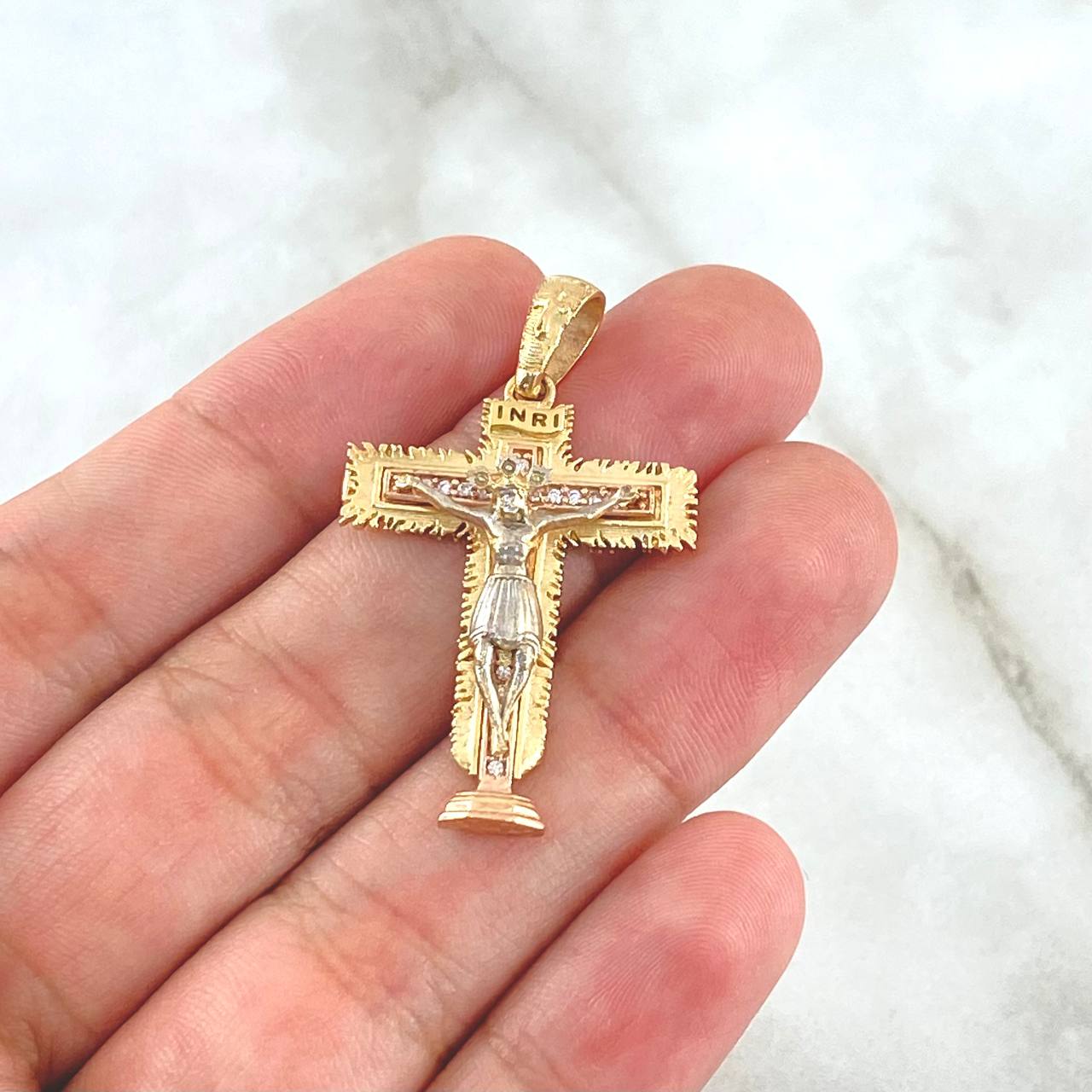 Dije Cruz Cristo INRI 5.95gr / 3.9cm / Circones Blancos Tres Oros 18K *