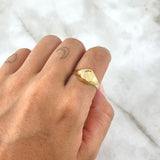 Anillo Sello Corazón 2.1gr / T9 1/4 / Texturizado Tres Oros 18K