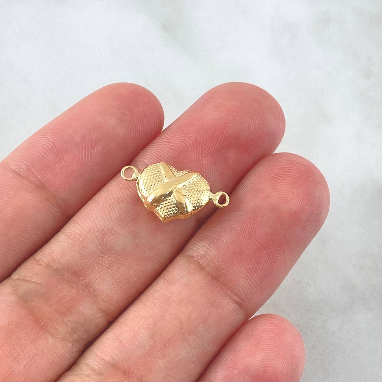 Herraje Corazón Texturizado 0.6gr / 1.7cm / Cruzado Oro Amarillo 18K