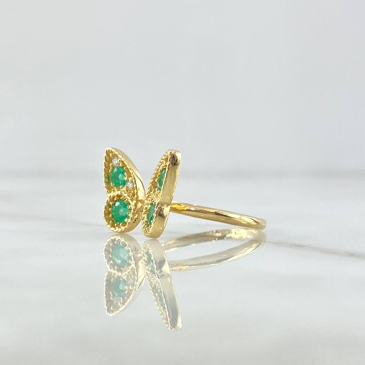 Anillo Mariposa Dividida 3.45gr / T7  / Esmeraldas 48pts - Diamantes Blancos 08pts Oro Amarillo 18K (Joya) *