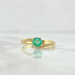 Anillo Solitario Abrazo Curvo 2.1gr / T7 1/4 / Esmeraldas 5pts - Diamantes Blancos 20pts Oro Amarillo 18K (Joya) *