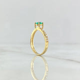 Anillo Solitario Abrazo Curvo 2.1gr / T7 1/4 / Esmeraldas 5pts - Diamantes Blancos 20pts Oro Amarillo 18K (Joya) *