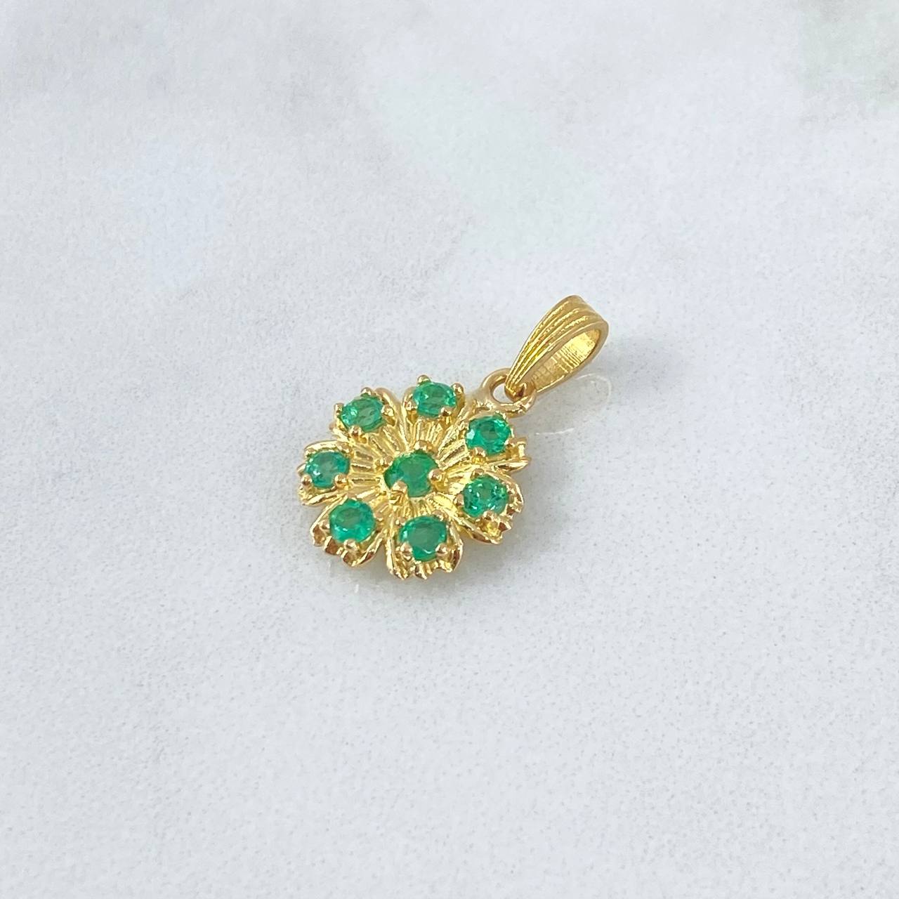 Dije Flor Siete Pétalos 2.15gr / 2.1cm / Esmeraldas 38pts Oro Amarillo 18K (Joya) *