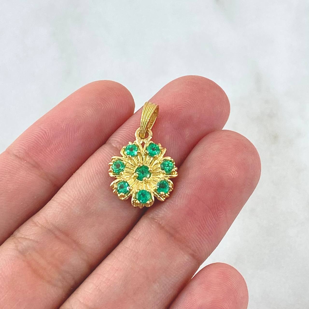 Dije Flor Siete Pétalos 2.15gr / 2.1cm / Esmeraldas 38pts Oro Amarillo 18K (Joya) *