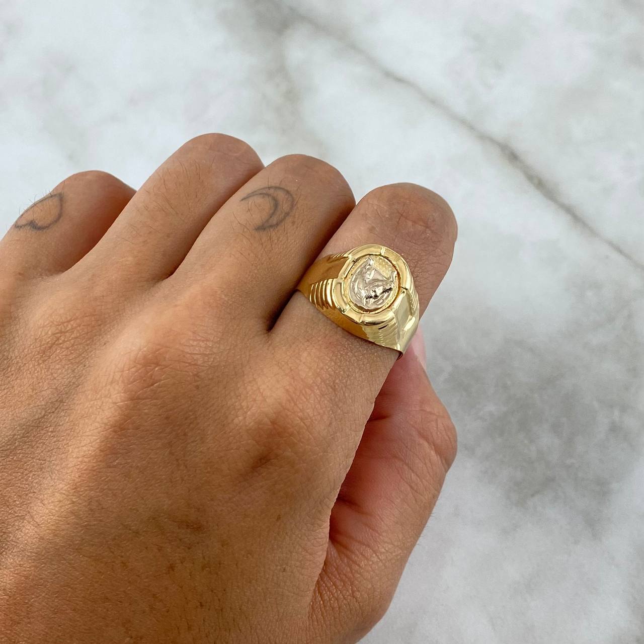 Anillo Sello Herradura Caballo 3.75gr / T9 1/4 / Ovalo Texturizado Dos Oros Amarillo Blanco 18K