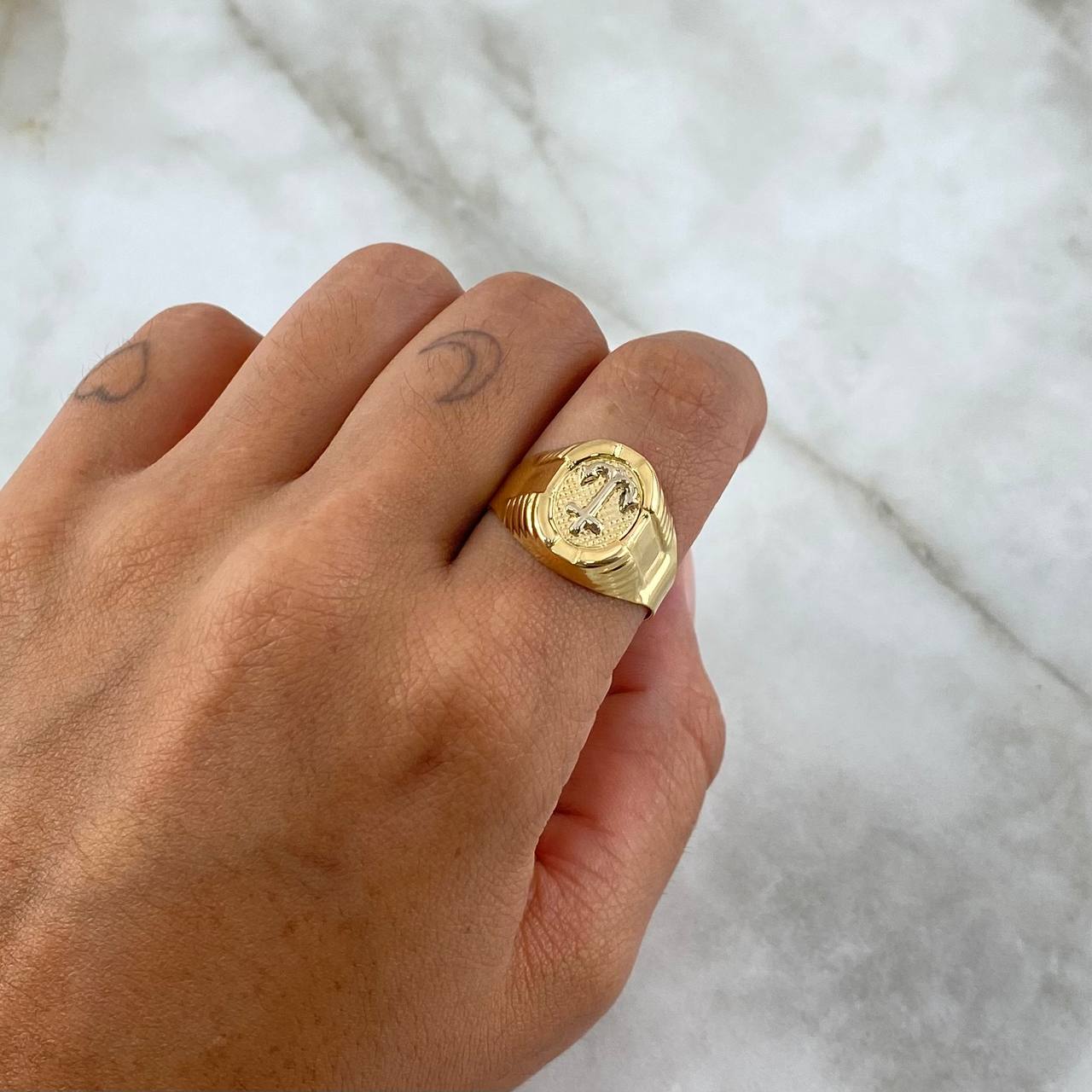 Anillo Sello Ancla 3.6gr / T9 1/4 / Ovalo Texturizado Dos Oros Amarillo Blanco 18K