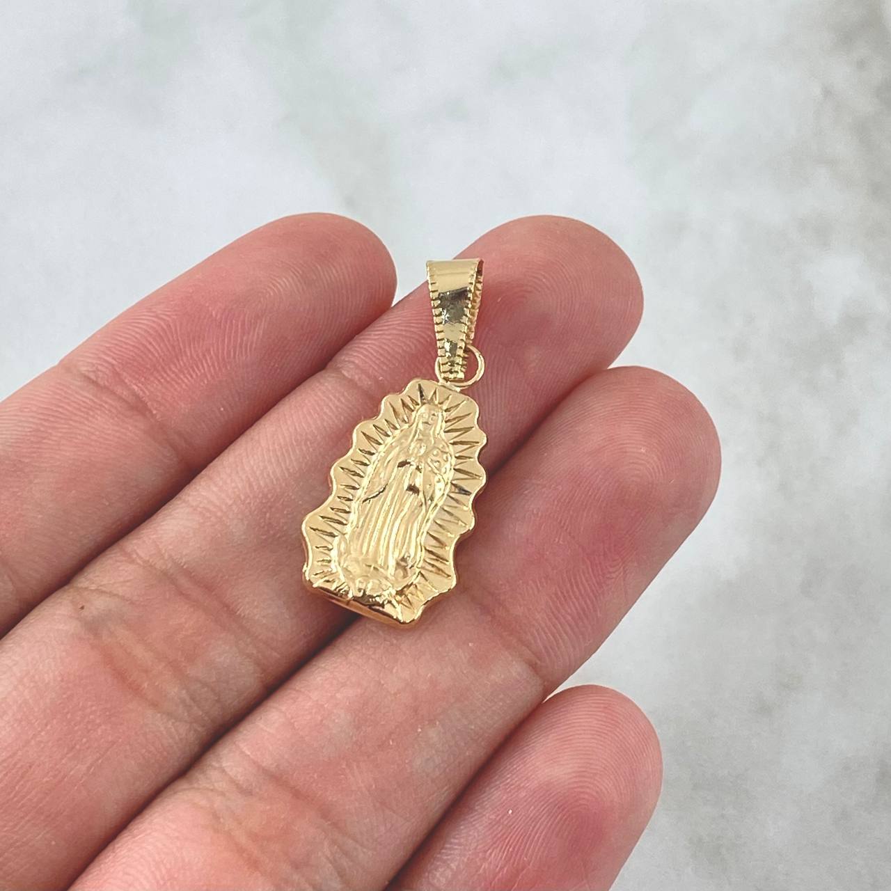 Dije Virgen Guadalupe Mate Silueta 1.3gr / 3cm / Cargador Bordeado Oro Amarillo 18K