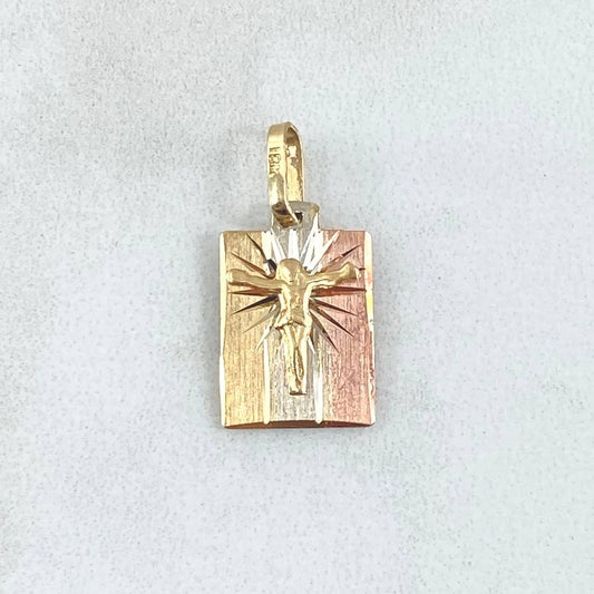 Dije Placa Resctangular Cruz Cristo 0.9gr / 2cm / Texturizada Tres Oros 18K ©