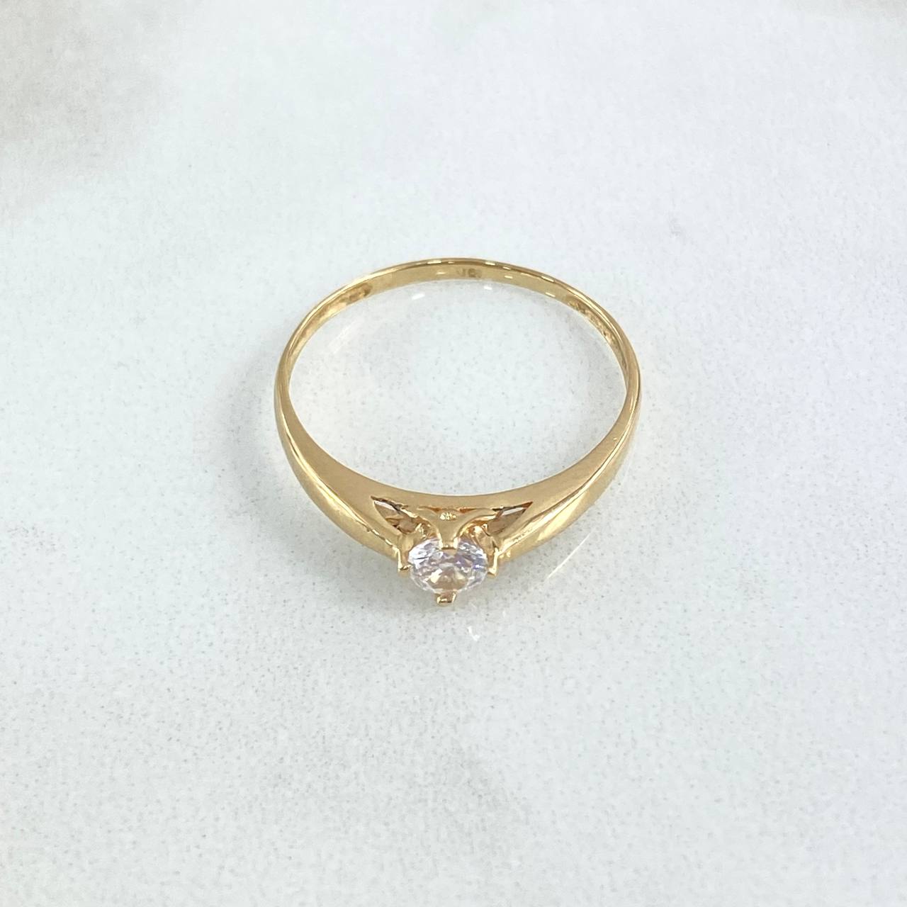 Anillo Solitario Liso Curvo 1.6gr / T7 3/4 / Central Circon Blanco Oro Amarillo 18K ©