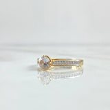 Anillo Solitario Carril Doble Linea 2.55gr / T6 3/4 / Circones Blancos Dos Oros Amarillo Blanco 18K