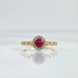 Anillo Solitario Halo Circular Ojos 1.8gr / T5 1/4 / Circones Blancos Central Fucsia Oro Amarillo 18K ©