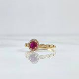 Anillo Solitario Halo Circular Ojos 1.8gr / T5 1/4 / Circones Blancos Central Fucsia Oro Amarillo 18K ©