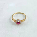 Anillo Solitario Halo Circular Ojos 1.8gr / T5 1/4 / Circones Blancos Central Fucsia Oro Amarillo 18K ©