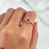 Anillo Solitario Halo Circular Ojos 1.8gr / T5 1/4 / Circones Blancos Central Fucsia Oro Amarillo 18K ©